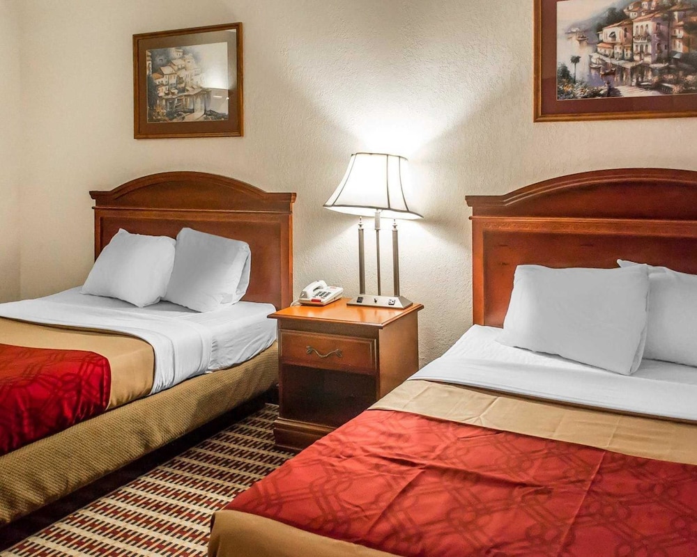 Economy Inn and Suites Warren 8/28