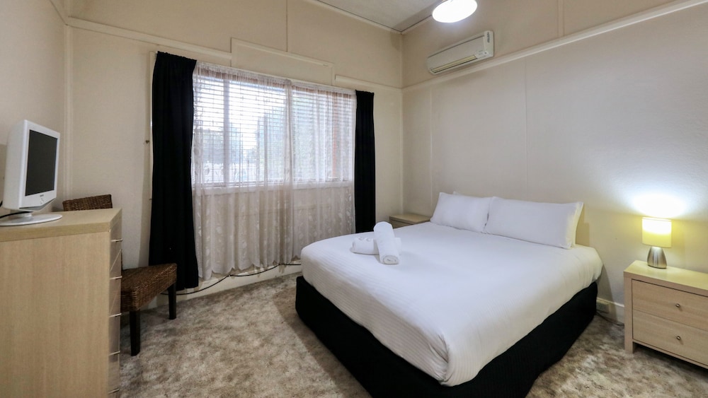 CHARLES RASP MOTOR INN AND COTTAGES 25/56