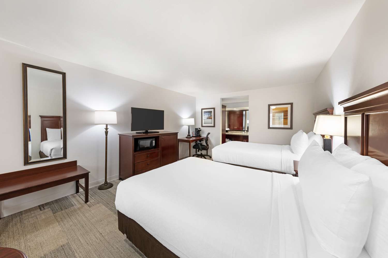 غرفة بسريرين كوين، Best Western Plus Redondo Beach Inn 2/4