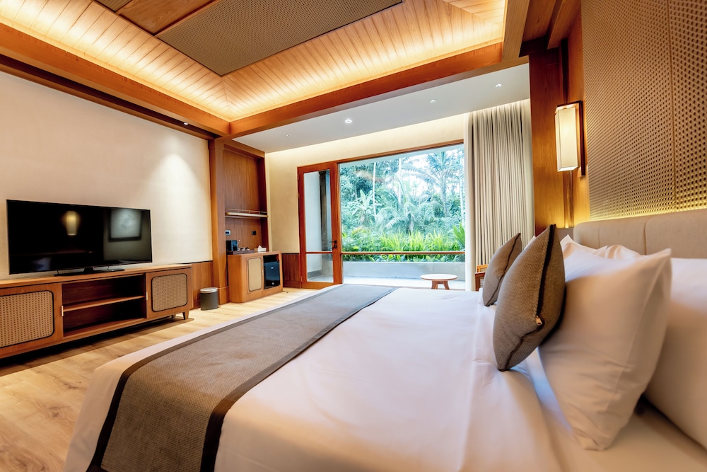Suite, King Bed, Jungle View