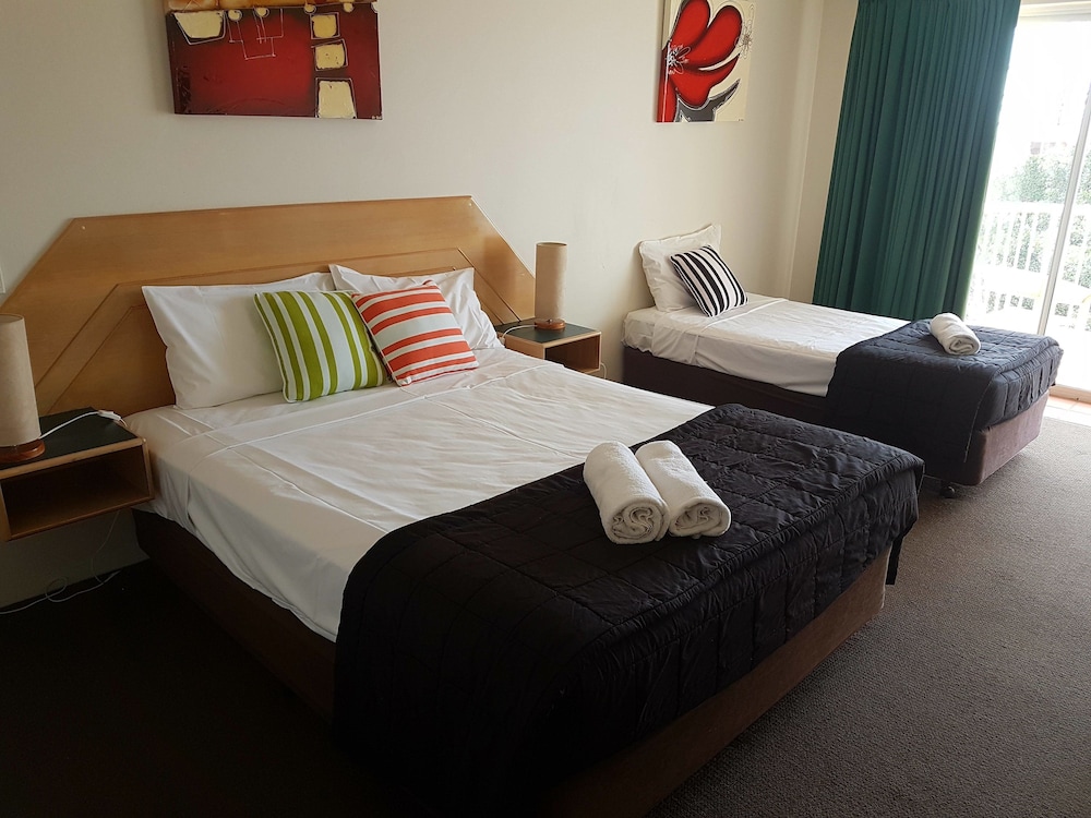 Outrigger Resort 32/76
