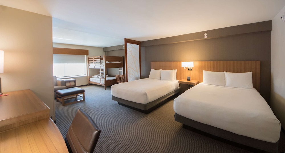 FAMILY, 2 QUEEN BEDS, SOFA, ACCESSIBLE