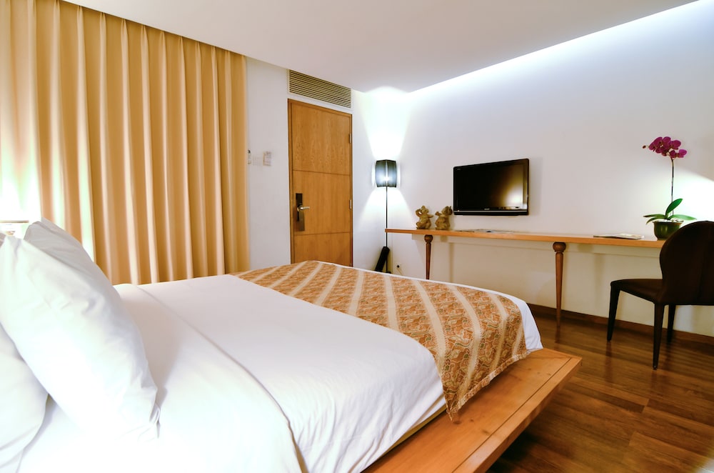 EXECUTIVE, QUEEN BED
