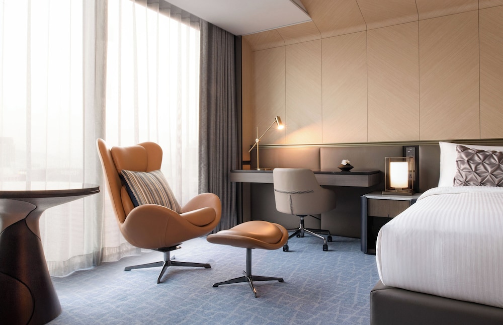 FAIRMONT, KING BED, ACCESSIBLE