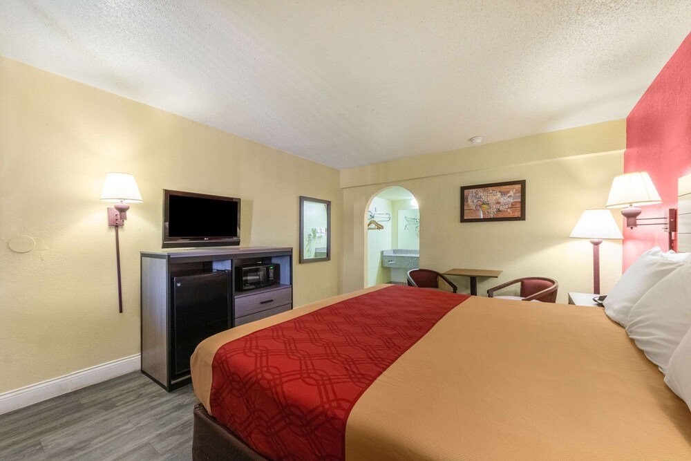 Econo Lodge San Marcos University Area 21/31
