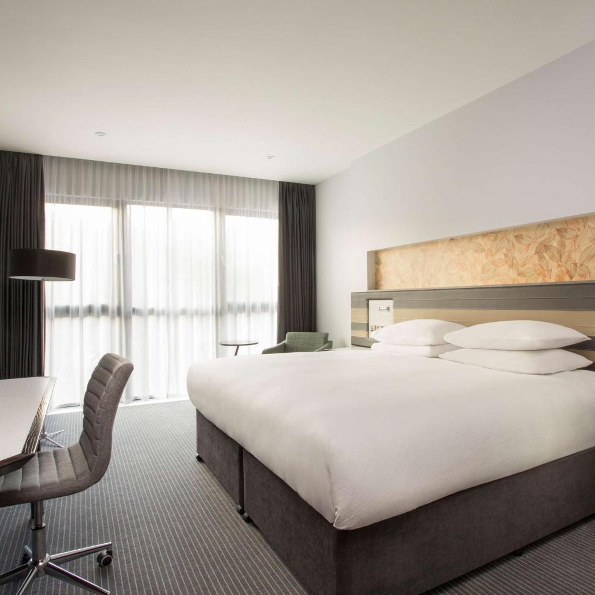 غرفة عائلية بسرير كينج مع أريكة، Doubletree By Hilton Edinburgh Queensferry Crossing 3/4