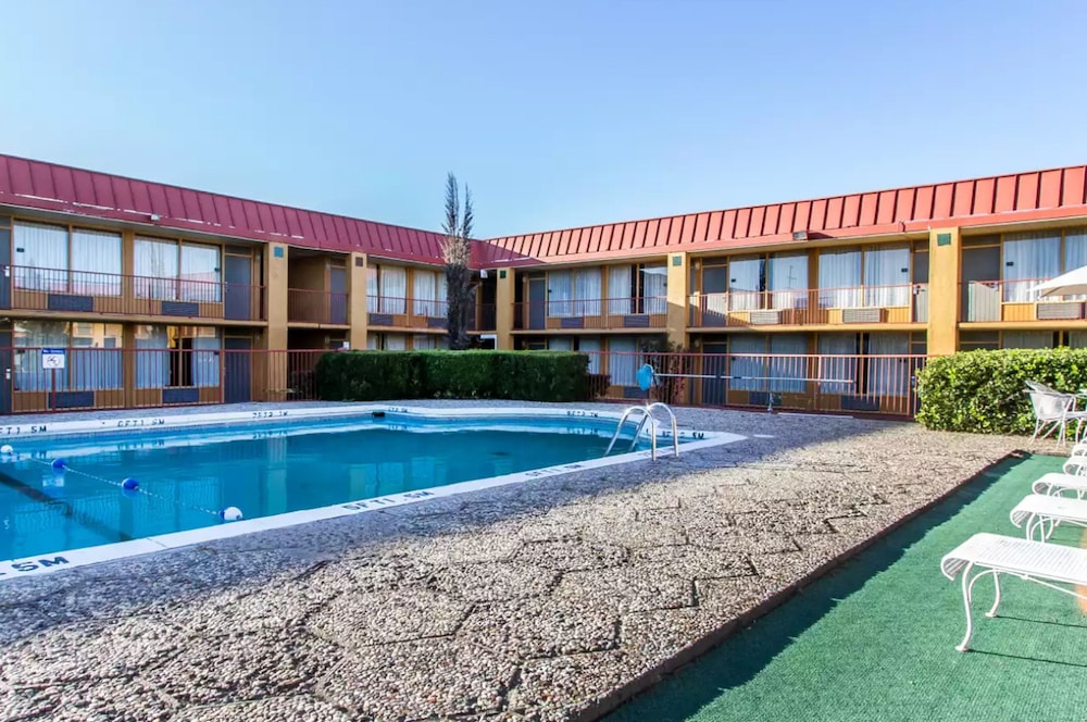 Quality Inn Ada near University 42/43