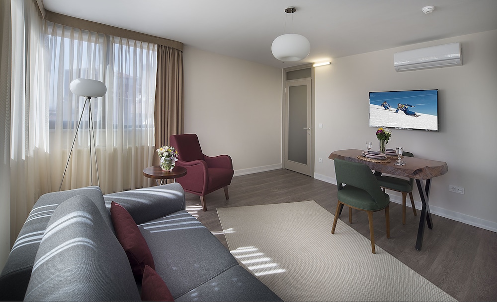 THE CLOCK SUITES 34/44