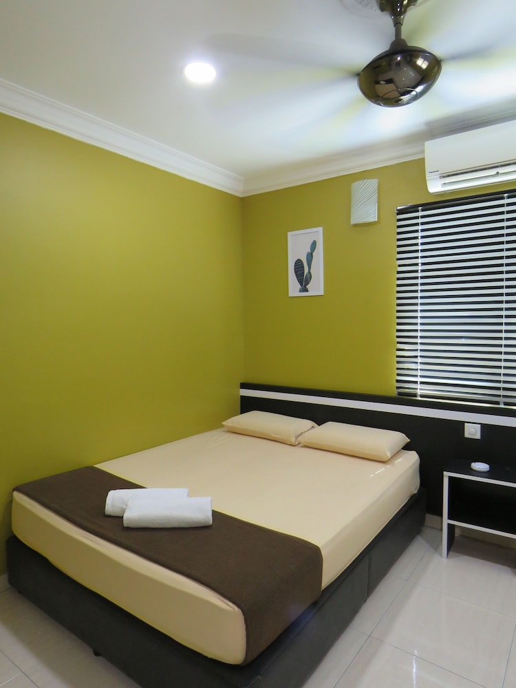 STANDARD, QUEEN BED