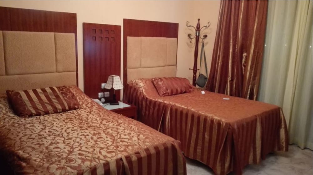ROOM, DOUBLE BED