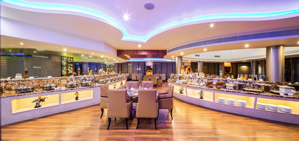 Clarks Exotica Convention Resort Spa 52/70