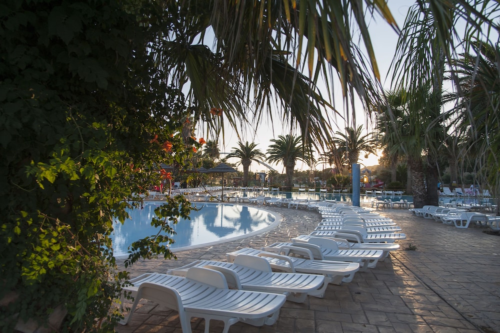 SPORTING CLUB VILLAGE 18/49
