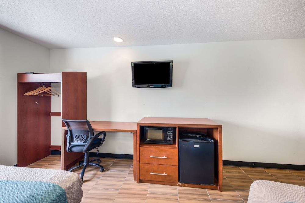 Golden Isles Inn & Suites Brunswick South 33/38