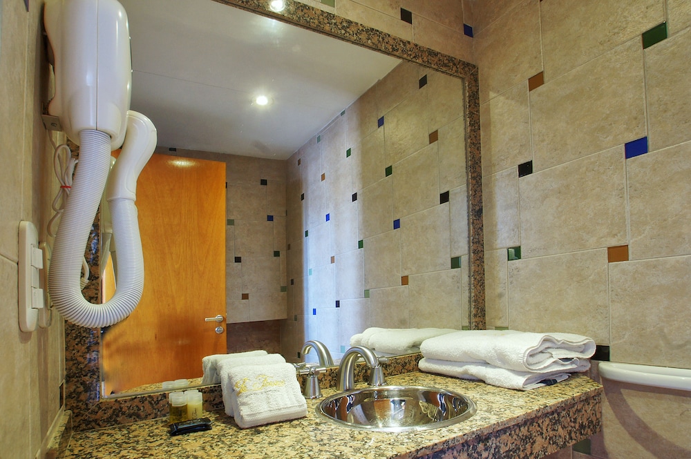 La Fresque Hotel 40/40