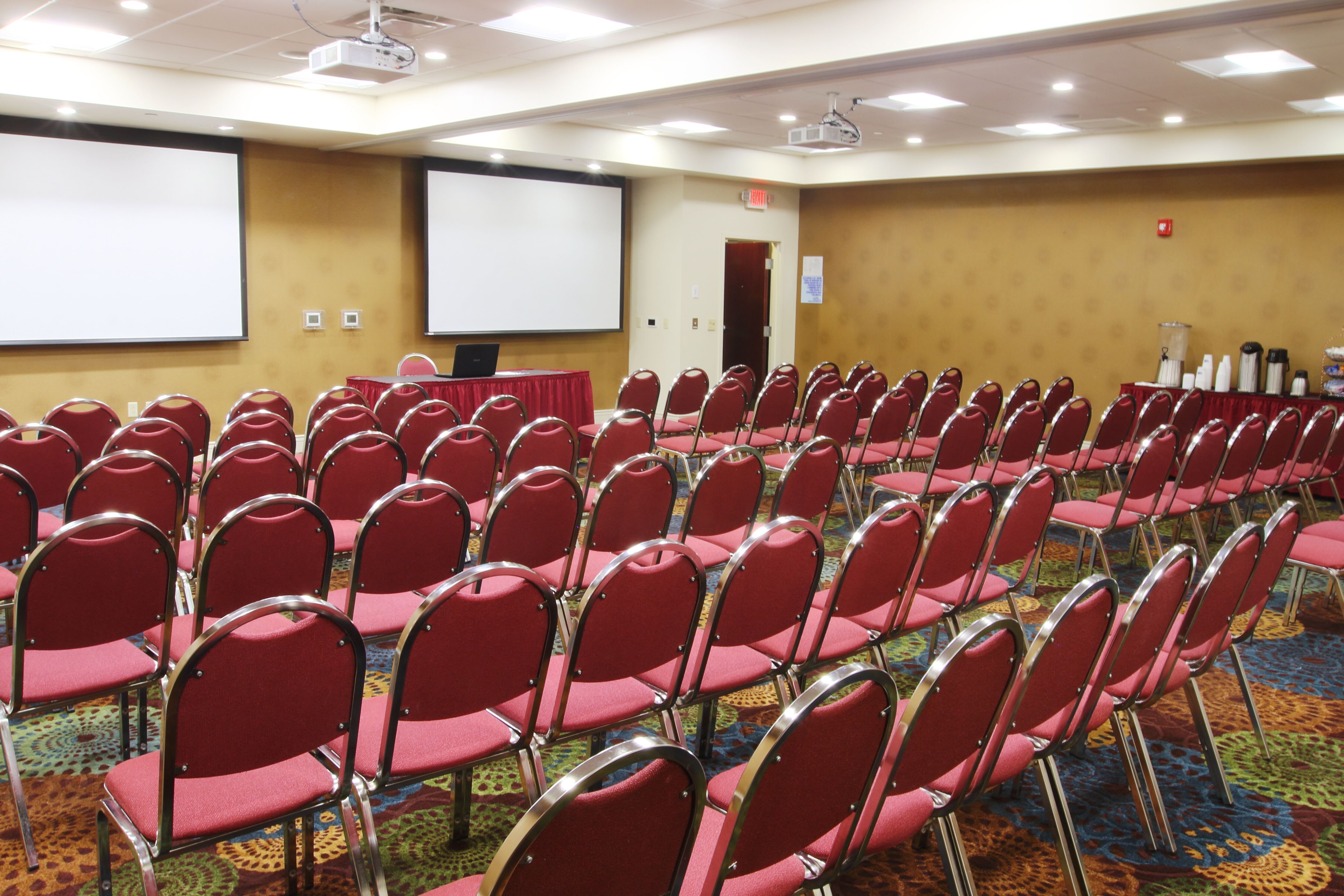 Holiday Inn Express Suites Pittsburgh West Green Tree 43/44