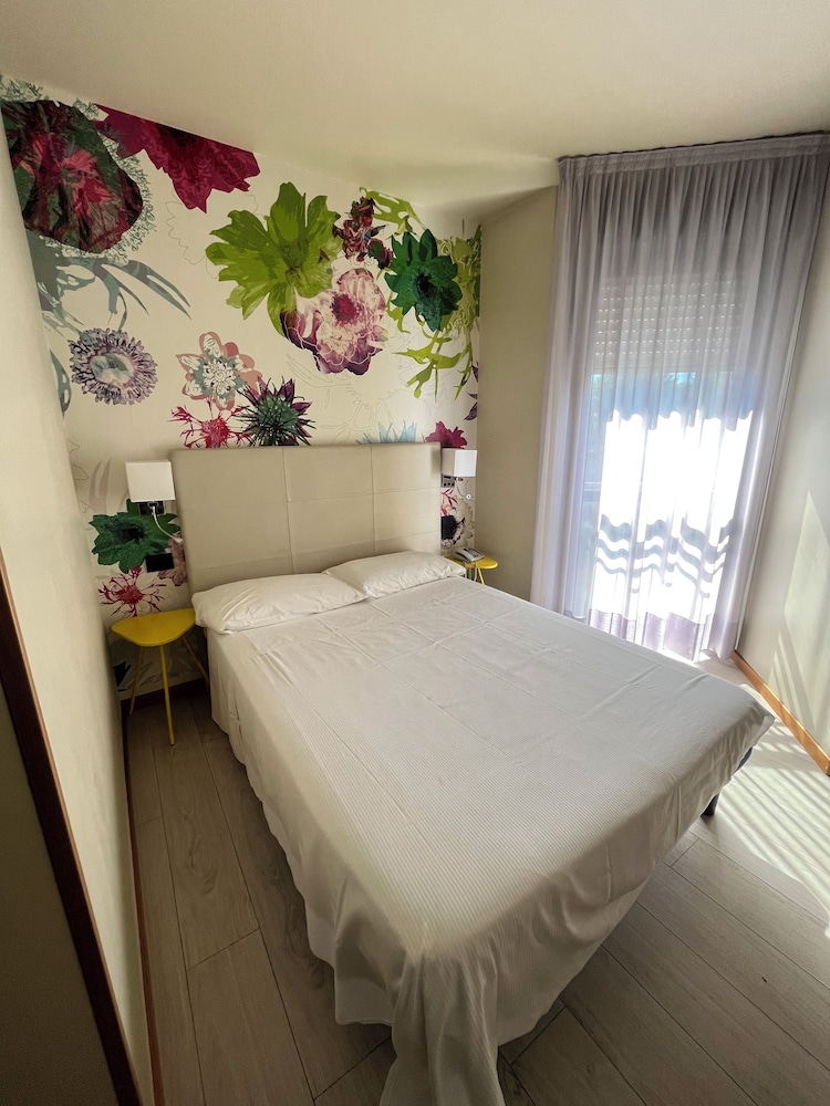 ROOM, SINGLE