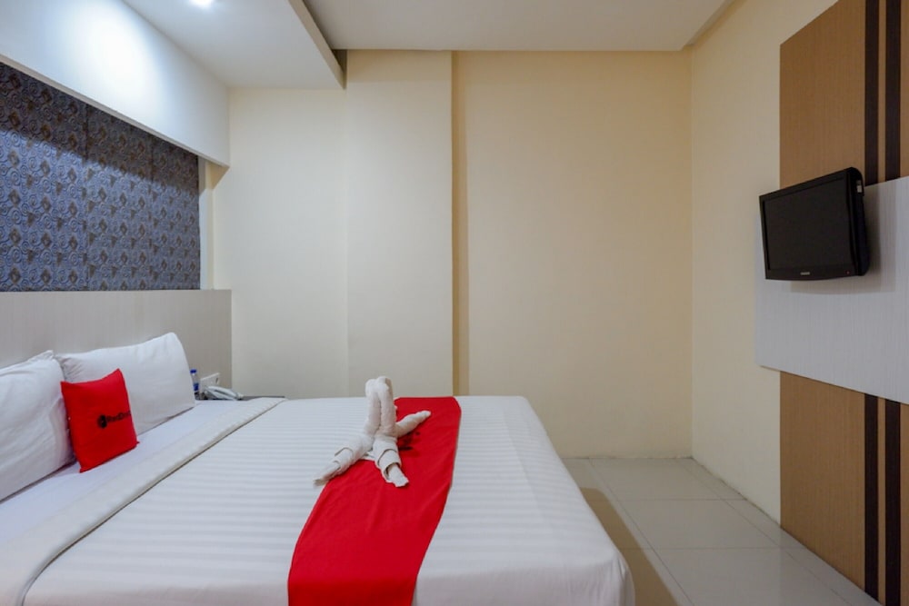 RedDoorz Plus near Hotel Benua Kendari 7/23