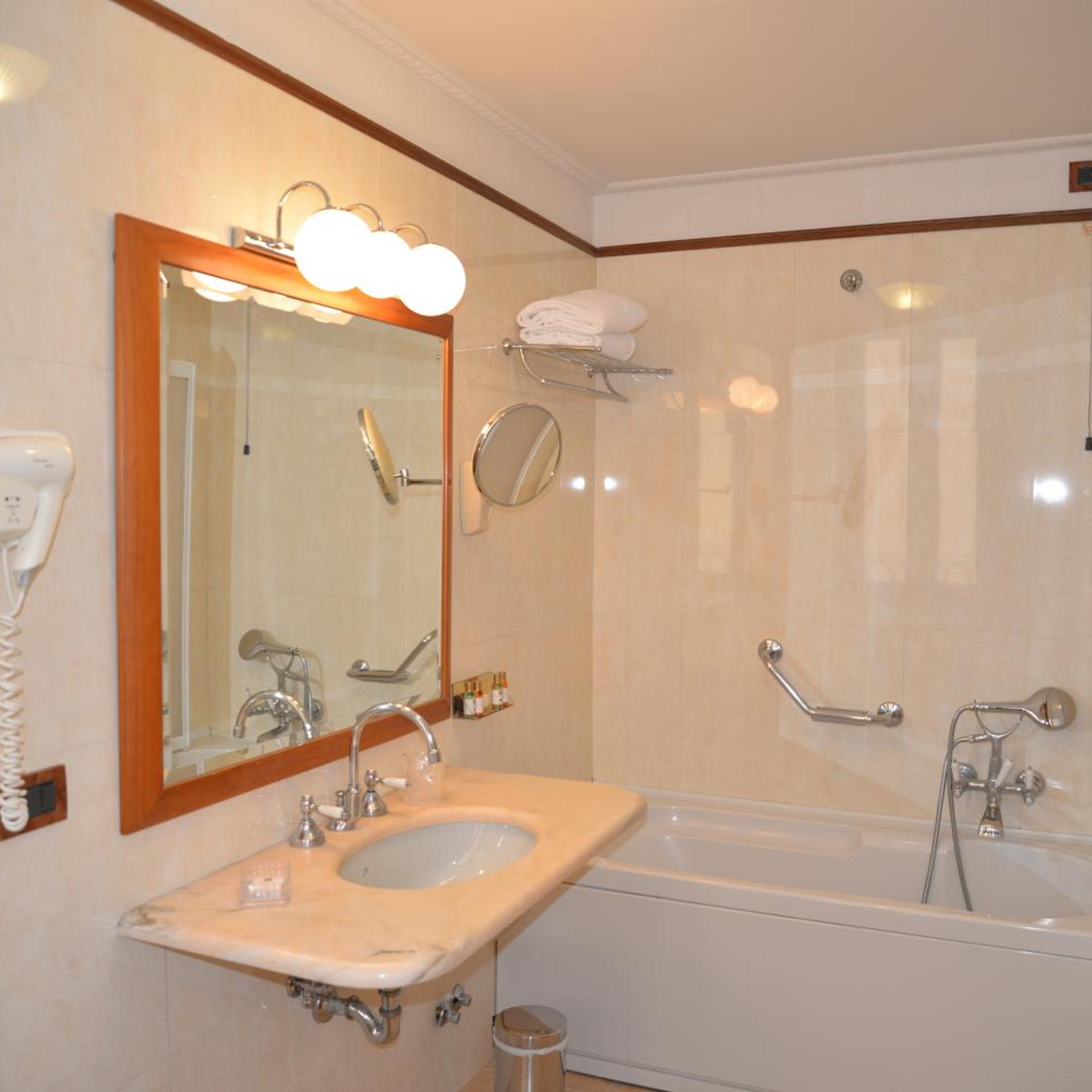 Deluxe, Triple, King Bed, Strozzi Palace Hotel 5/6