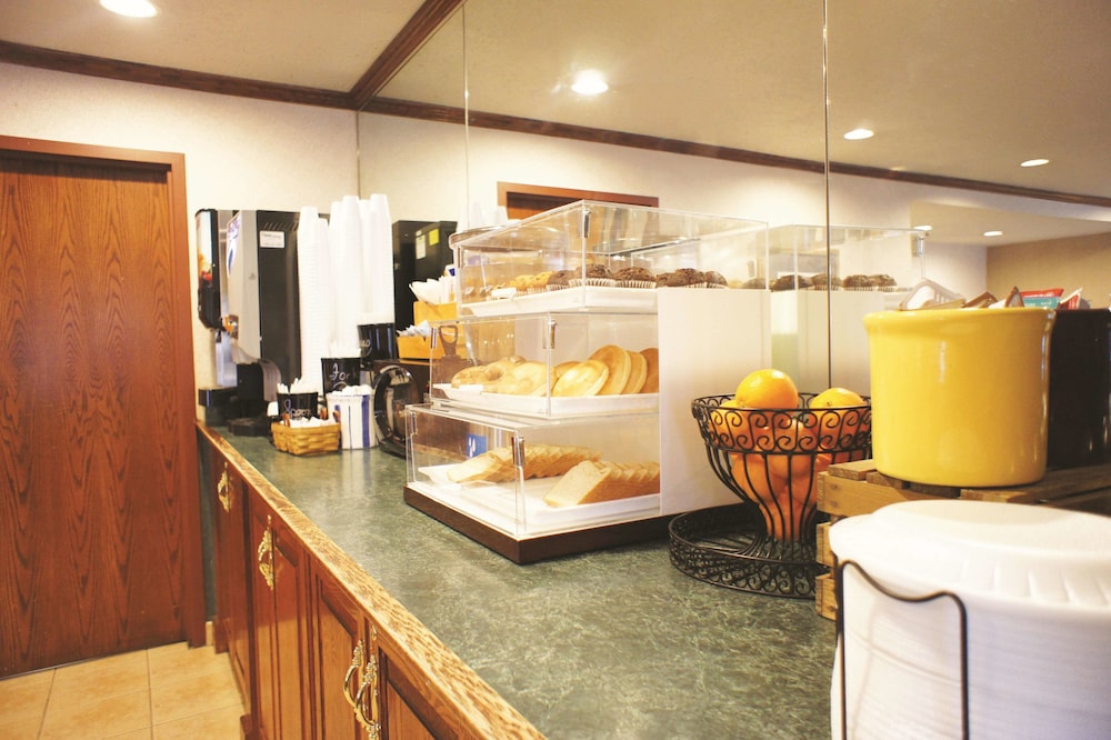 La Quinta Inn By Wyndham Indianapolis Airport Executive Drive 26/37