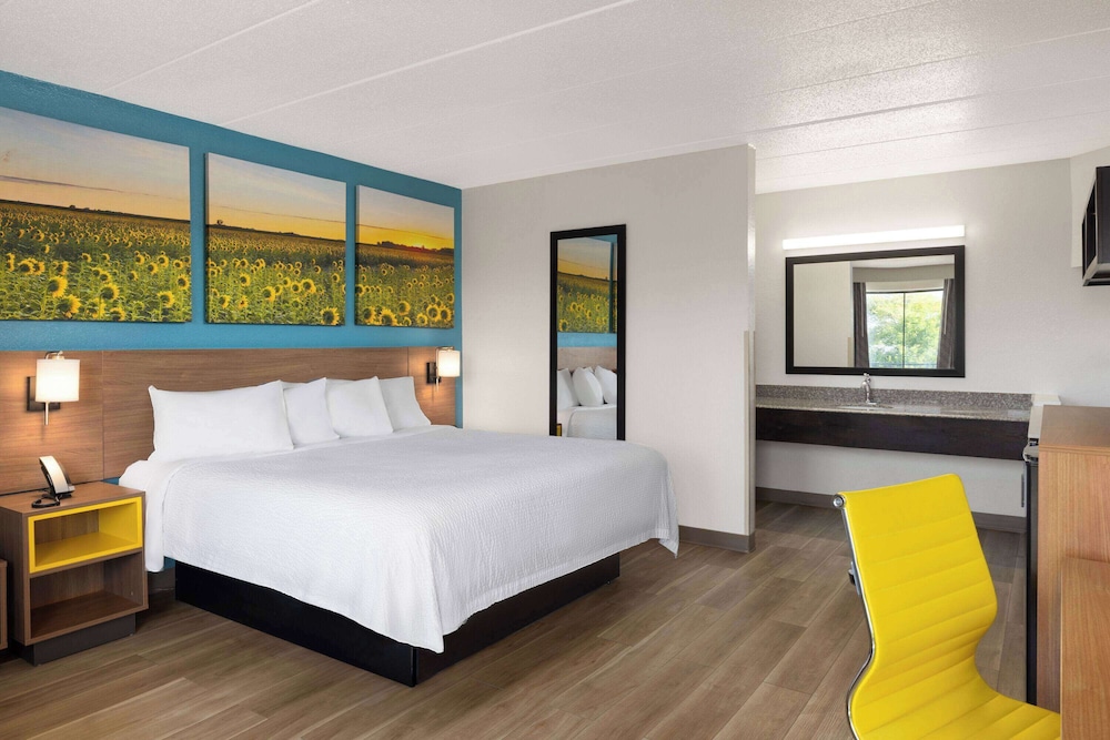 EFFICIENCY, SUITE, KING BED