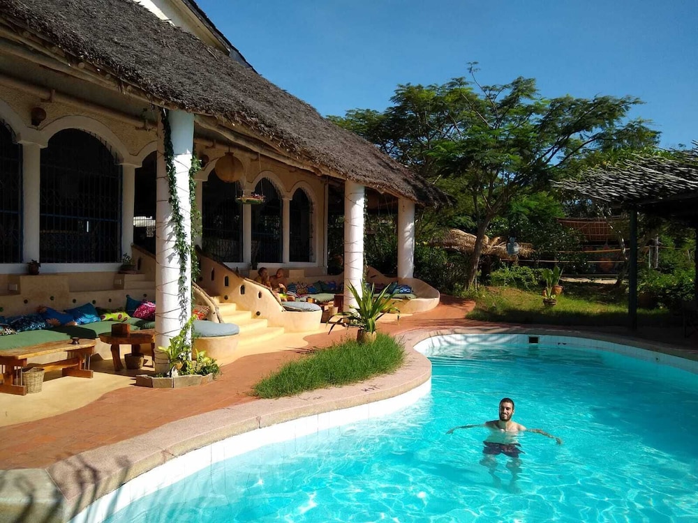 DISTANT RELATIVES ECOLODGE & BACKPACKERS 44/50