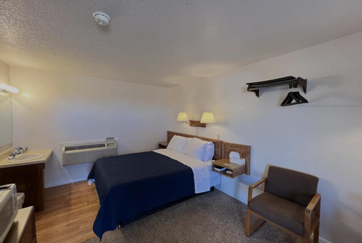 West Lake Grandvue Inn 3/9