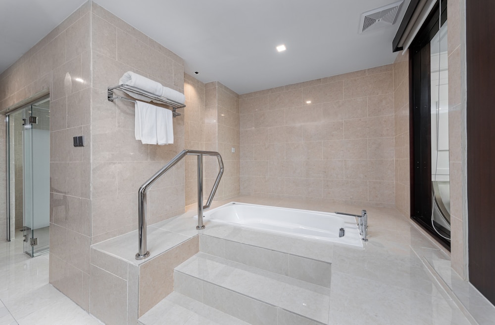 Raia Hotel & Convention Centre Kuching 36/38