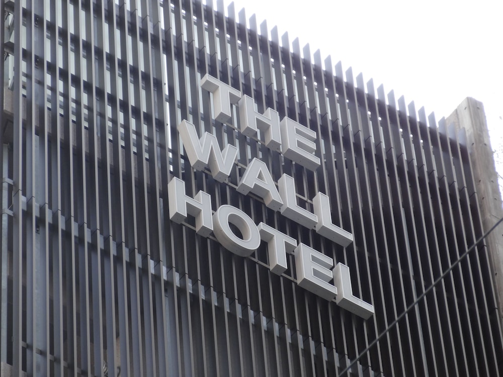 The Wall Hotel 24/37