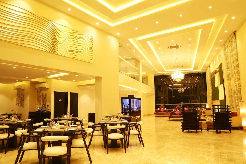 The Flora Grand 40/49