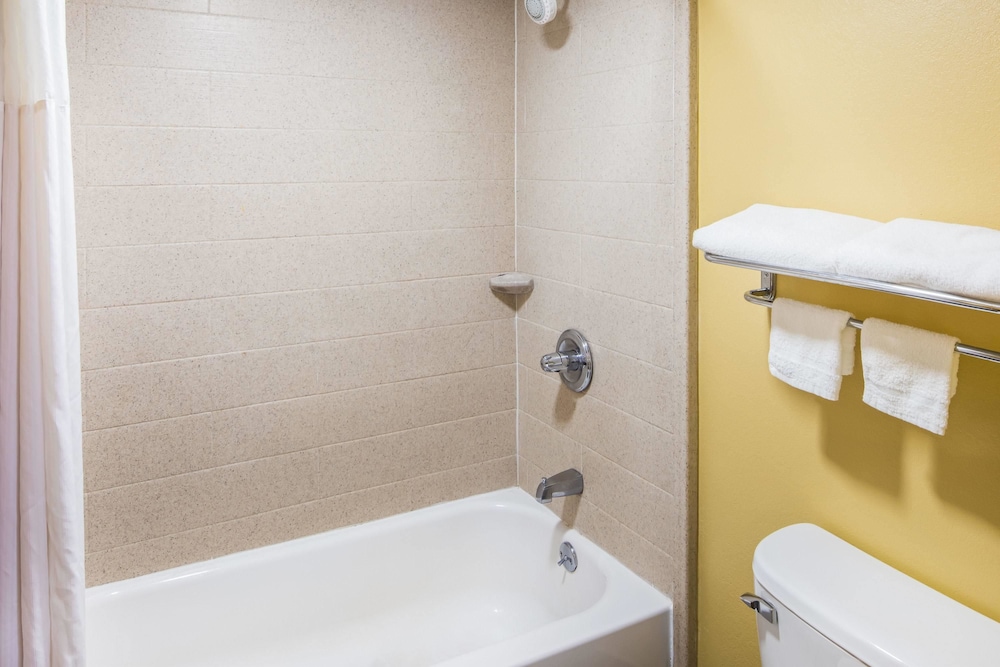 Days Inn By Wyndham Oak Grove/Ft. Campbell 13/32