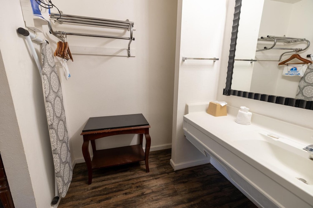 Americas Best Value Inn & Suites - Russellville 21/32