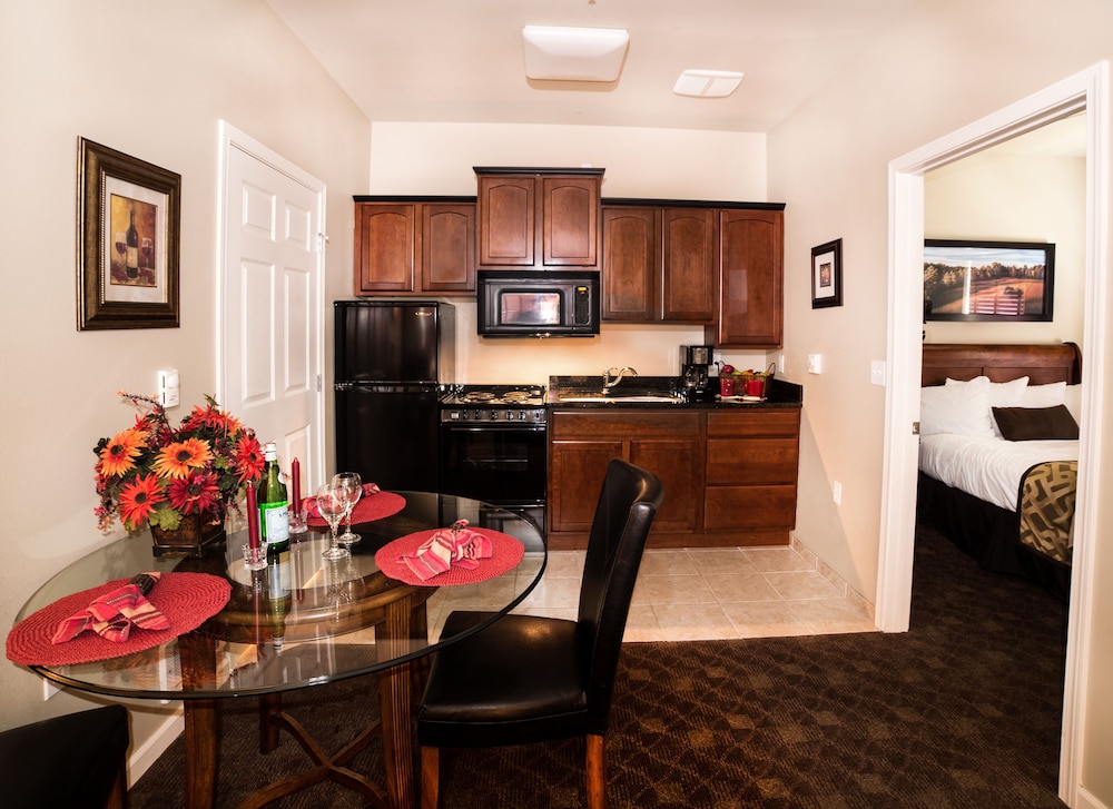 Stratford Suites 25/29