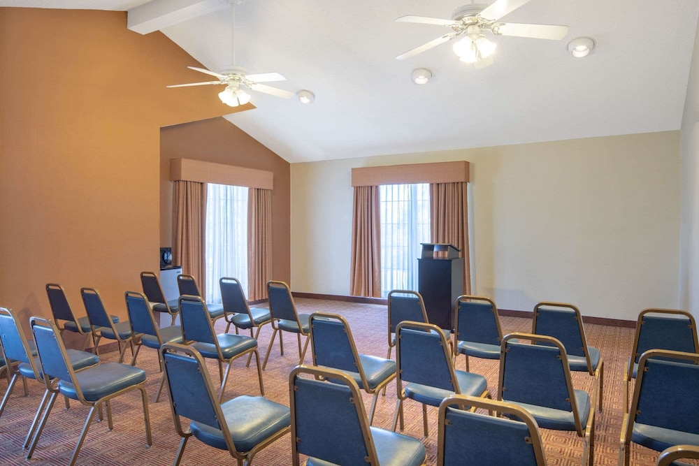 Budget Inn and Suite Atlanta Marietta Stadium 21/22
