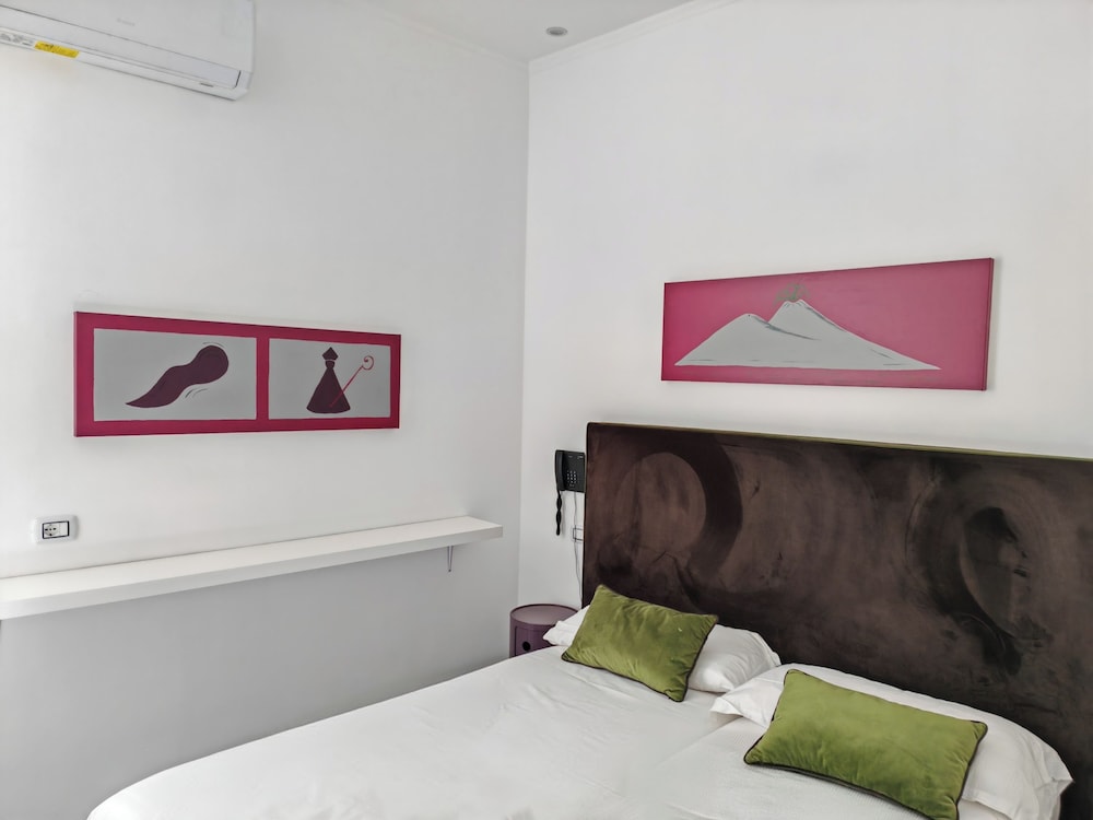 ROOM, TWIN BEDS
