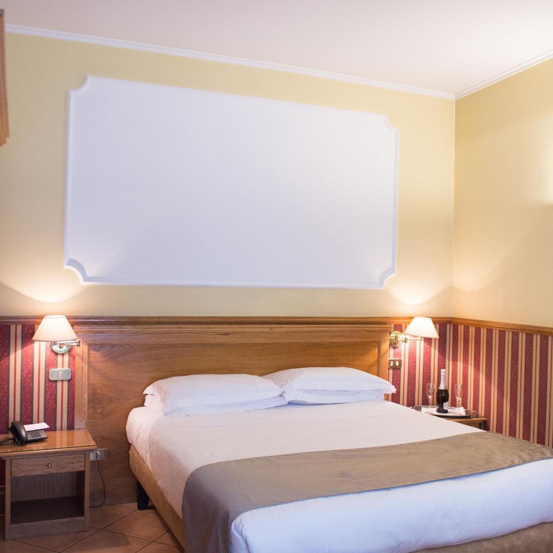 ROOM, DOUBLE BED