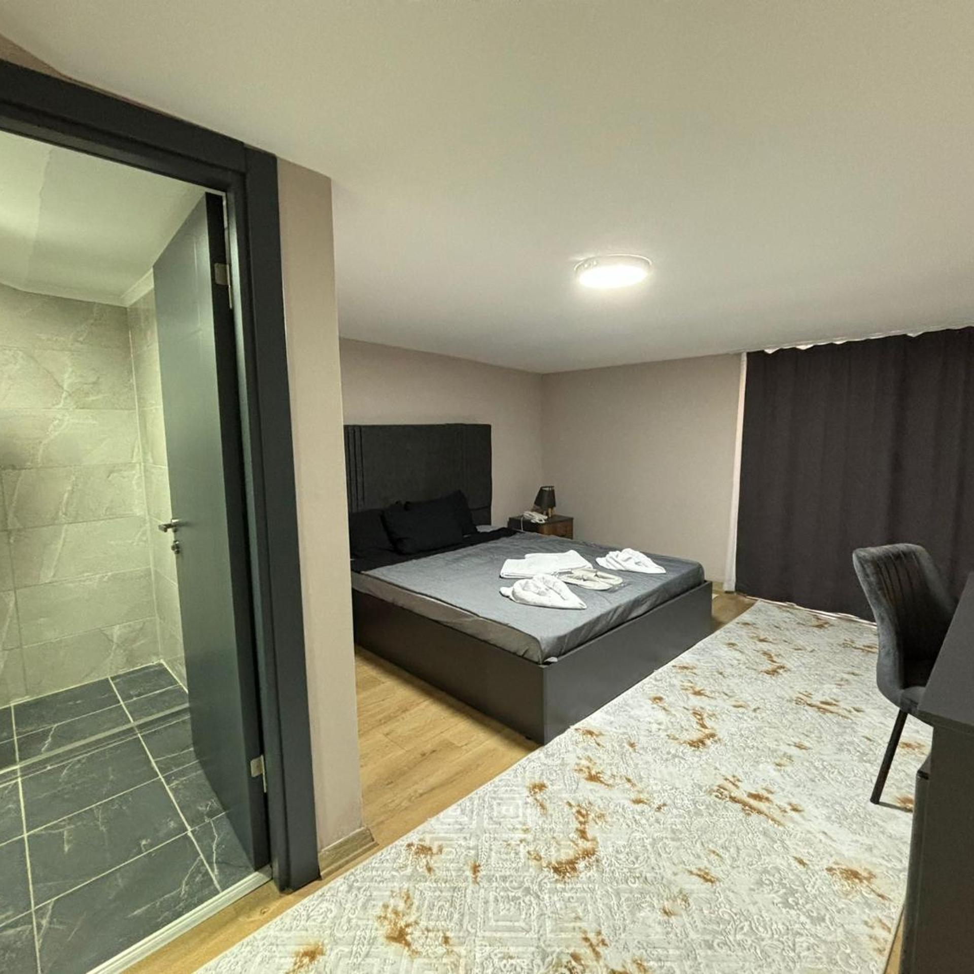 Budget, Double Bed, Side Mira Palace 4/10