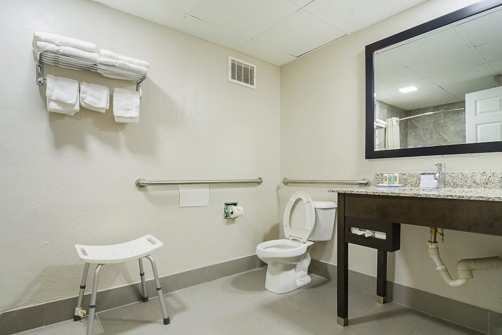 Quality Inn Raeford, NC 17/31