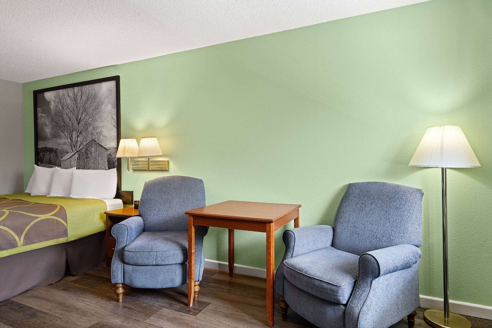 Super 8 by Wyndham Branson Shepherd of the Hills Exwy 38/60