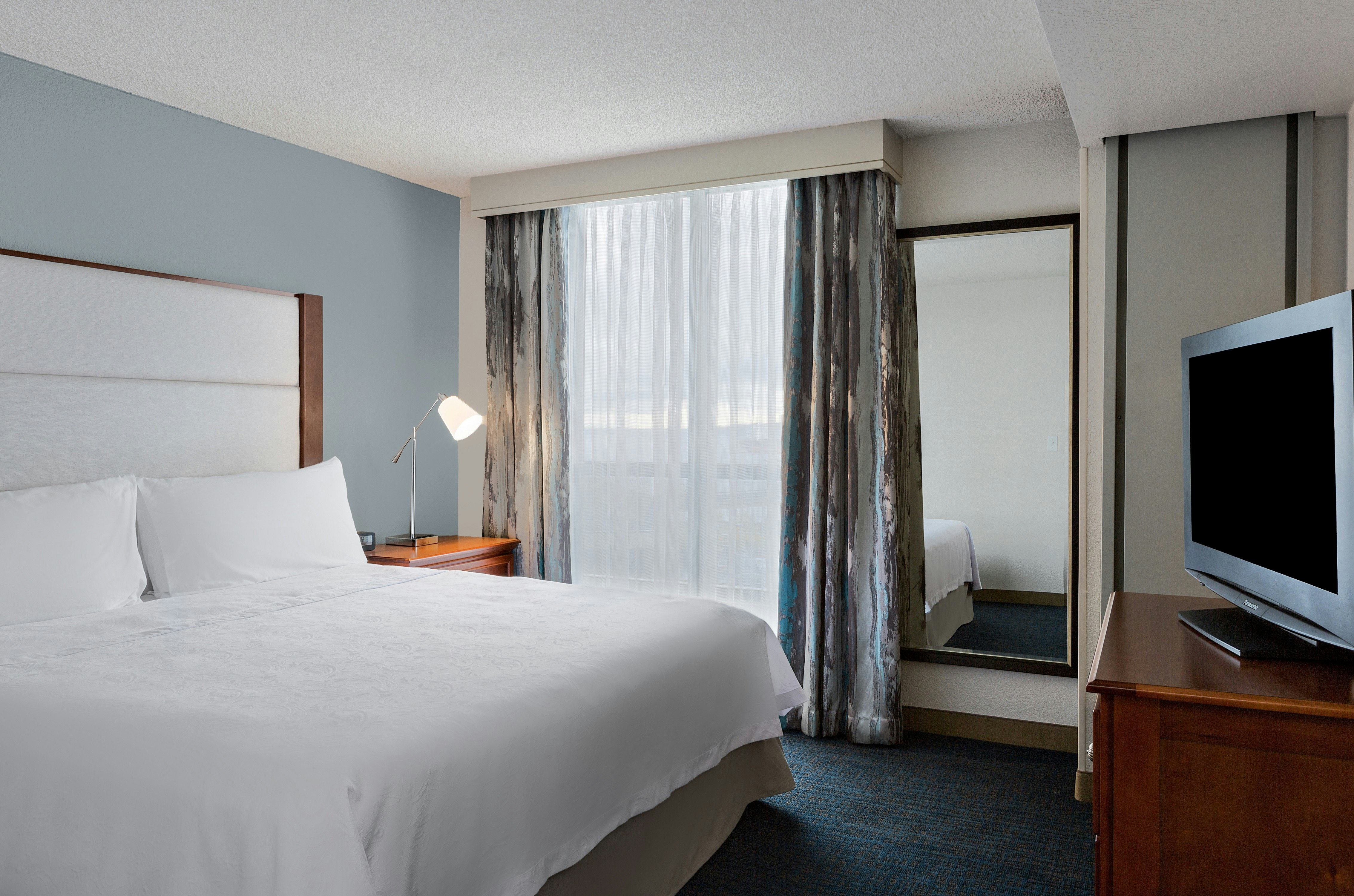SUITE, KING BED, ACCESSIBLE