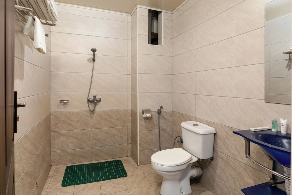 HBT Russel Hotel 50/50