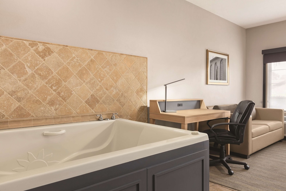 Spark by Hilton Redlands 35/40