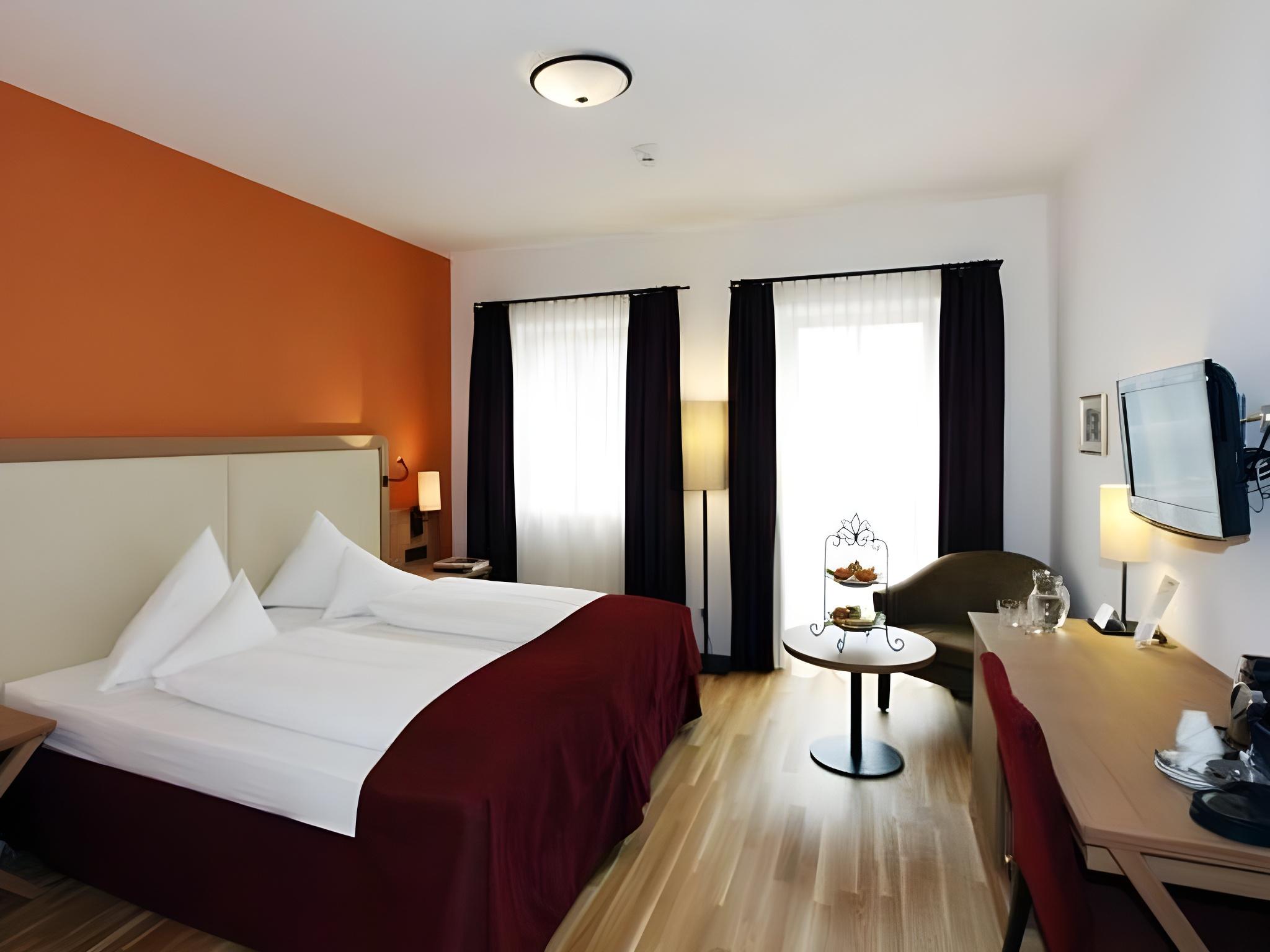 Deluxe, Twin Beds, Lake View