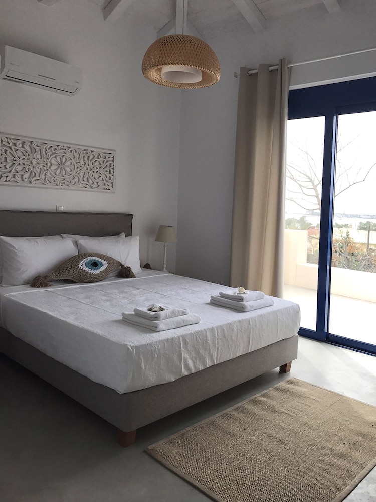 2 Bedrooms, Blue, House, 1 Queen and 1 Single Bed