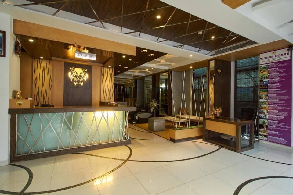 HOTEL TIGERS ROARE 16/50