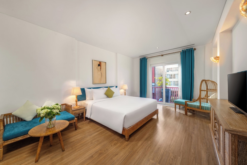 Suite, King and Twin Beds, Pool or City View, Balcony، Risemount Premier Resort Danang 3/9