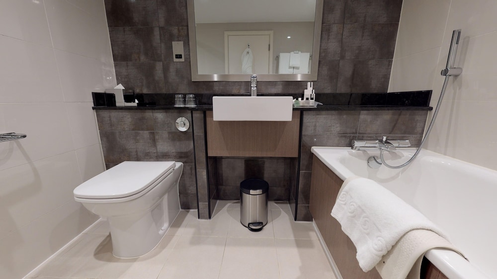 1 Bedroom, Suite, Holiday Inn London - Kensington High St. by IHG 6/7