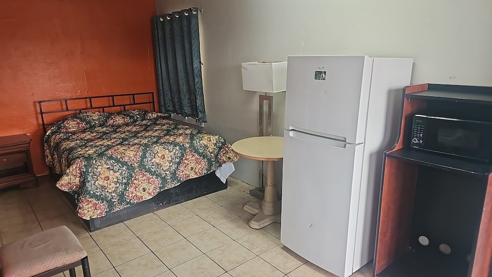Queen Bed with Kitchenette Non - Smoking