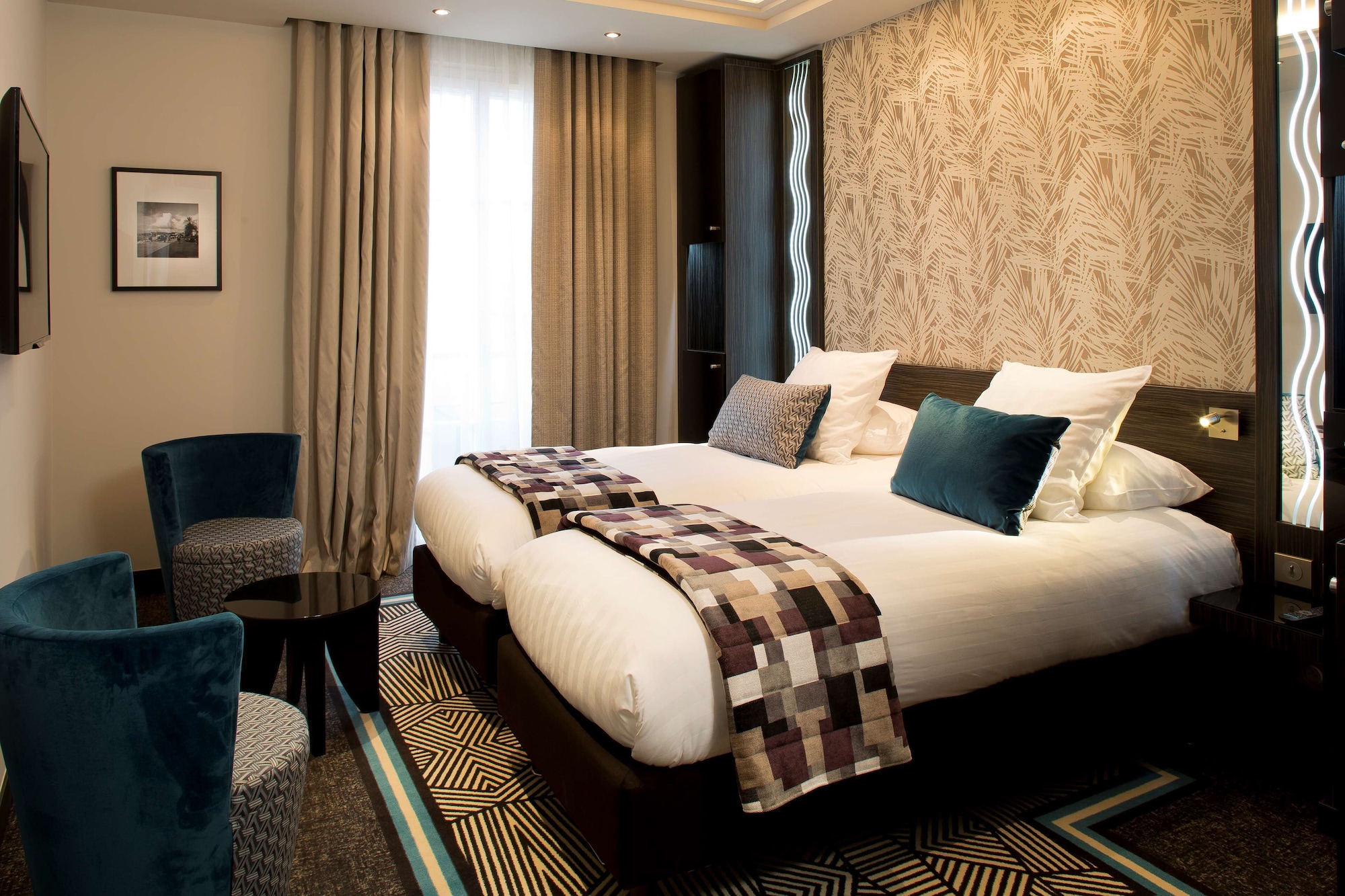 غرفة ديلوكس بسريرين منفصلين بشرفة بحوض استحمام، Hotel Le Mondial, BW Premier Collection 2/10