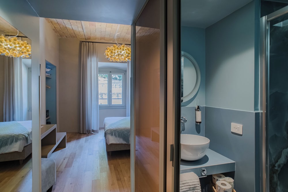 163 Boutique Hotel 48/50