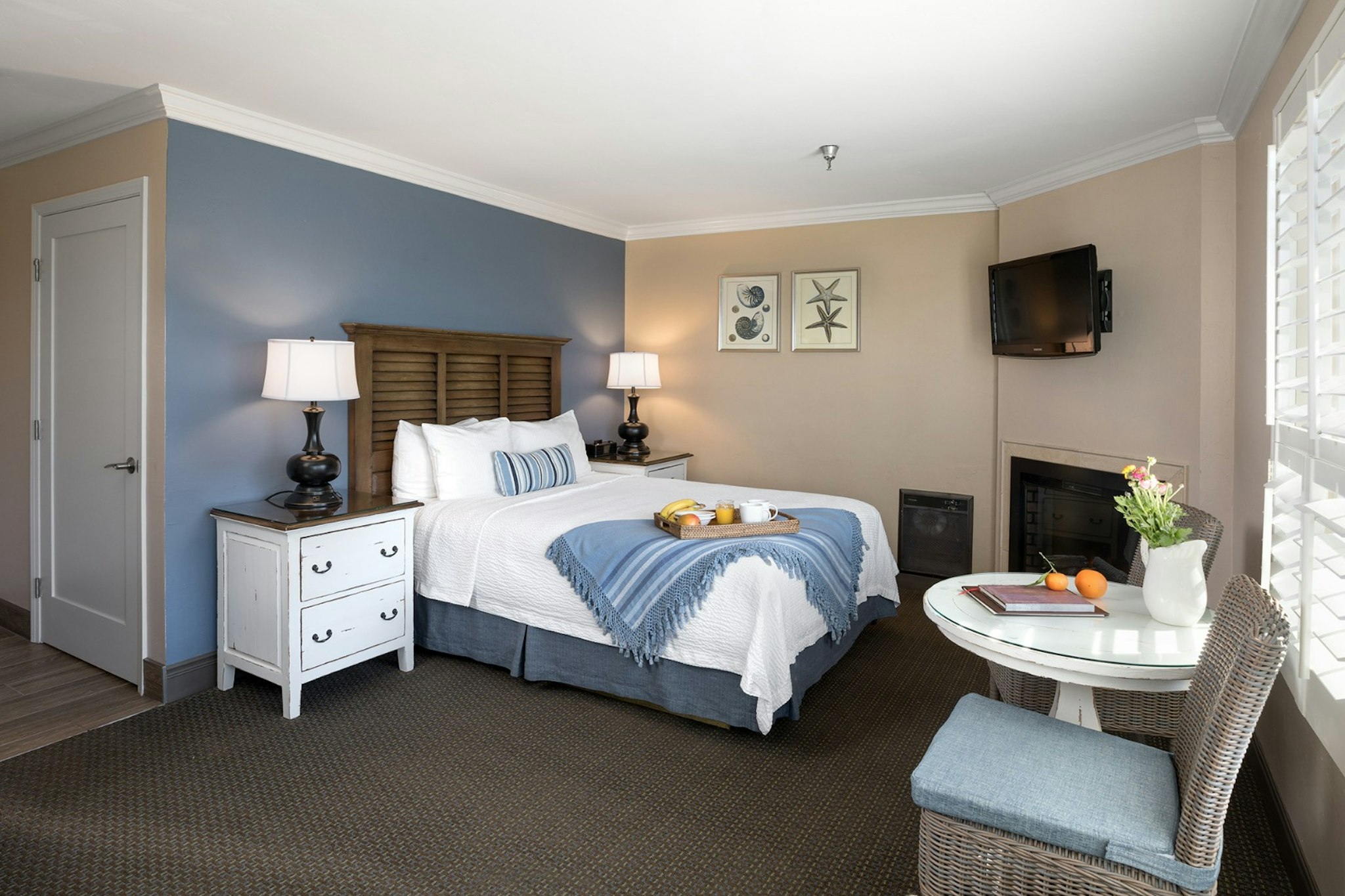 Deluxe, Queen Bed, Partial Ocean View
